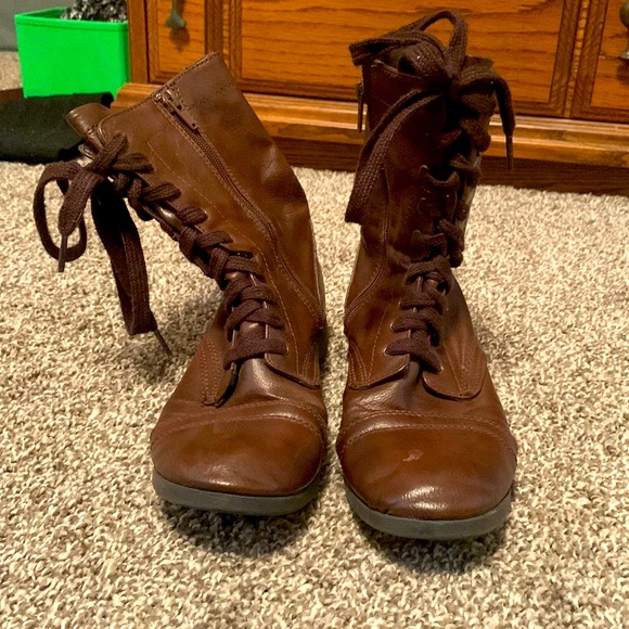 Brown boots - Picture 1 of 3